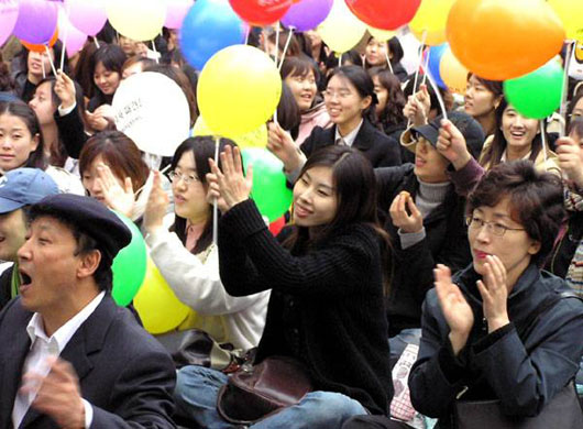 이날 집회에 참가한 학생들과 교수들이 박수를 치며 함성을 지르고 있다 